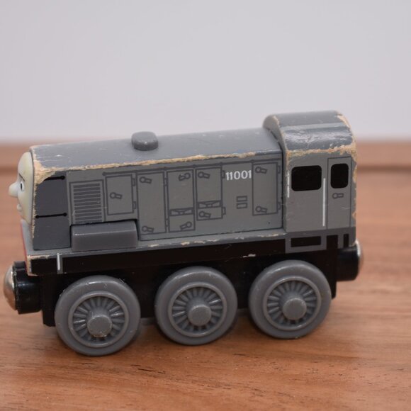 Dennis 2003 Vintage Thomas and Friends Wooden Railway Engine Trains Magnetic - Picture 4 of 6